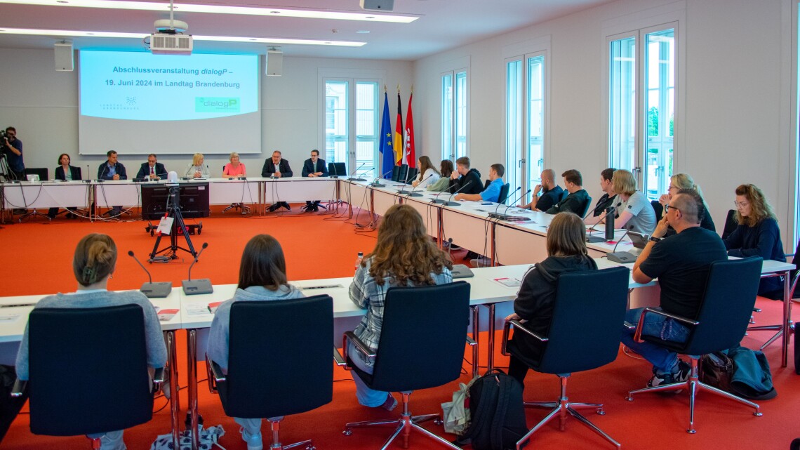 Schülerinnen und Schüler im Gespräch mit Abgeordneten des Landtages während der Abschlussveranstaltung zu dialogP.