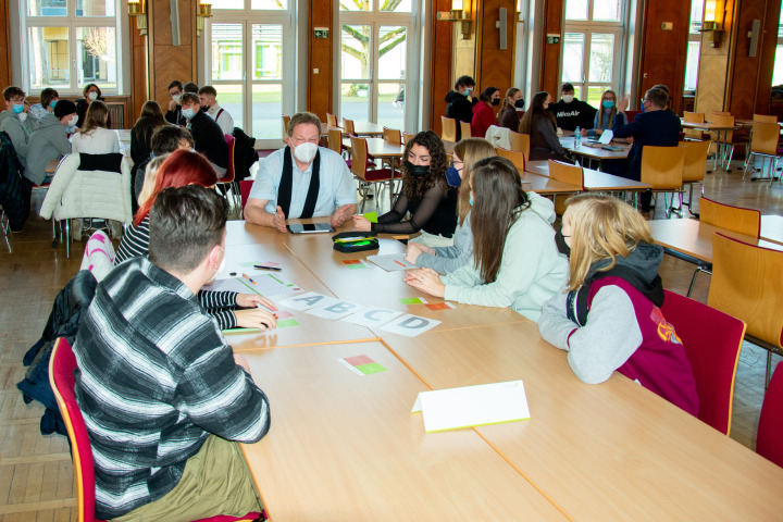 Der Abgeordnete Andreas Noack (m.), SPD-Fraktion im Gespräch mit Schülerinnen und Schülern