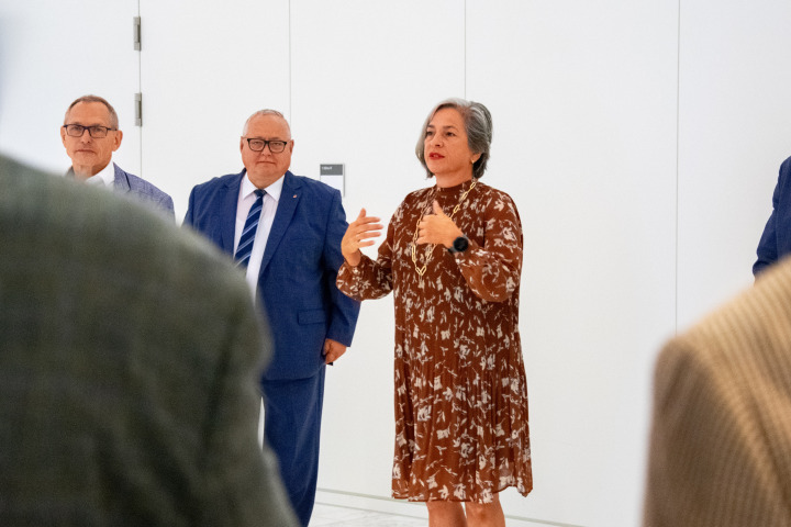 Vizepräsidentin Barbara Richstein begrüßt eine Delegation von US State Legislators im Landtag.