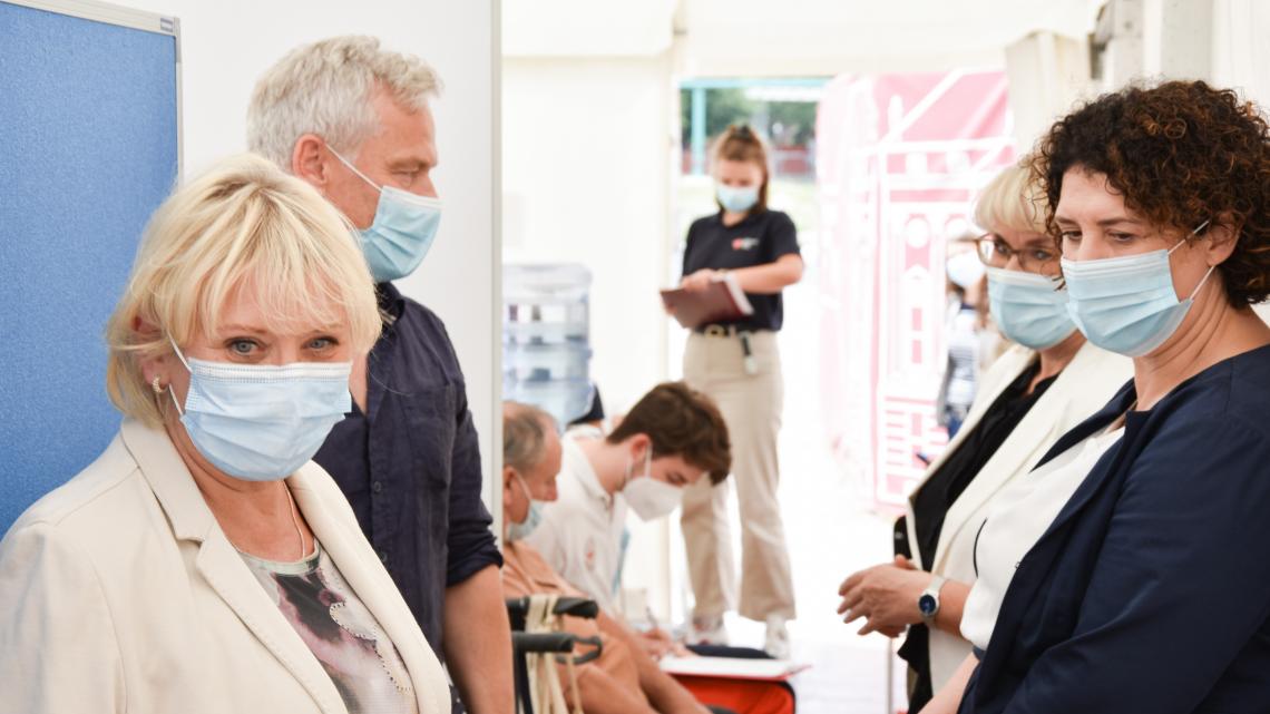 Landtagspräsidentin Prof. Dr. Ulrike Liedtke (1. v. l.) mit Brigitte Meier (1. v. r.), Beigeordnete für Ordnung, Sicherheit, Soziales und Gesundheit der Landeshauptstadt Potsdam, und Antje Burke (2. v. r.), Projektleiterin Kommunales Impfen der Landeshauptstadt Potsdam, im Impfzelt auf dem Alten Markt.