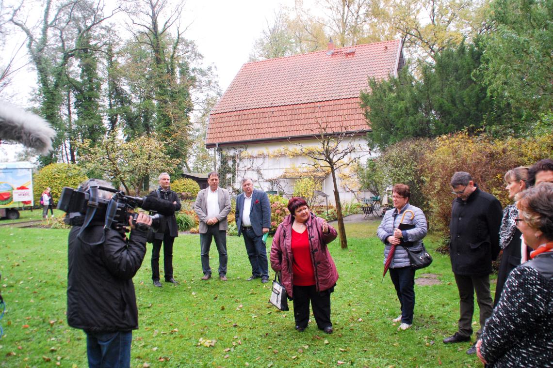 Die Abgeordnete Gabriele Theiss (m.) im Gespräch mit Teilnehmern am Ortstermin.