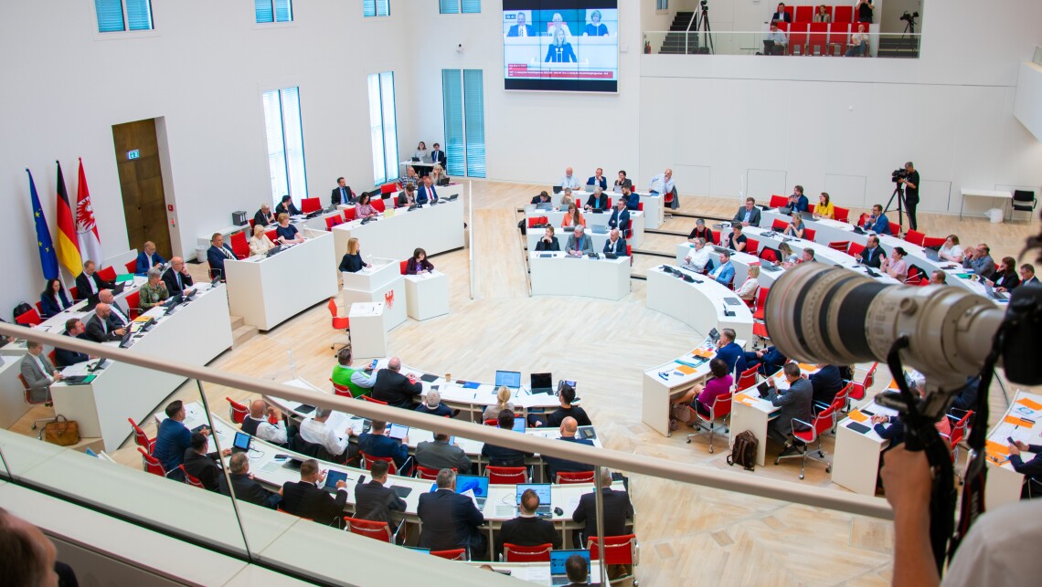 Blick in den Plenarsaal während der 3. Lesung zum Doppelhaushalt für die Jahre 2025 und 2026 am 20.06.2025.