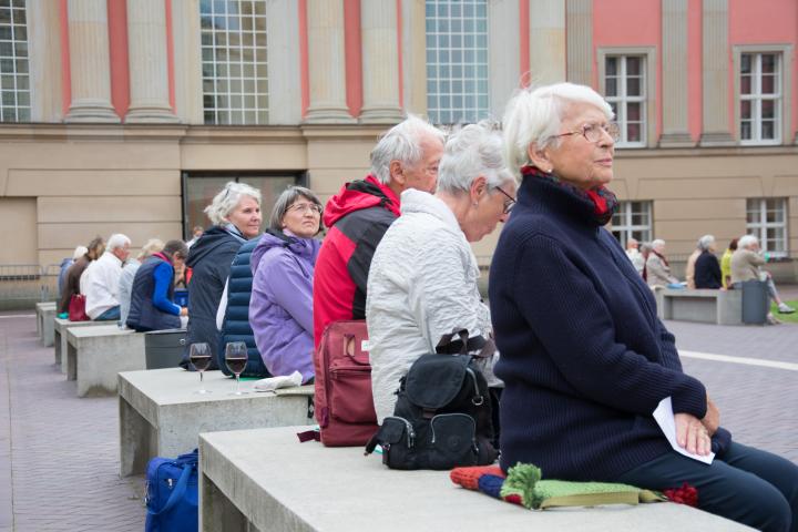 Blick in den Innenhof vor Veranstaltungsbeginn.