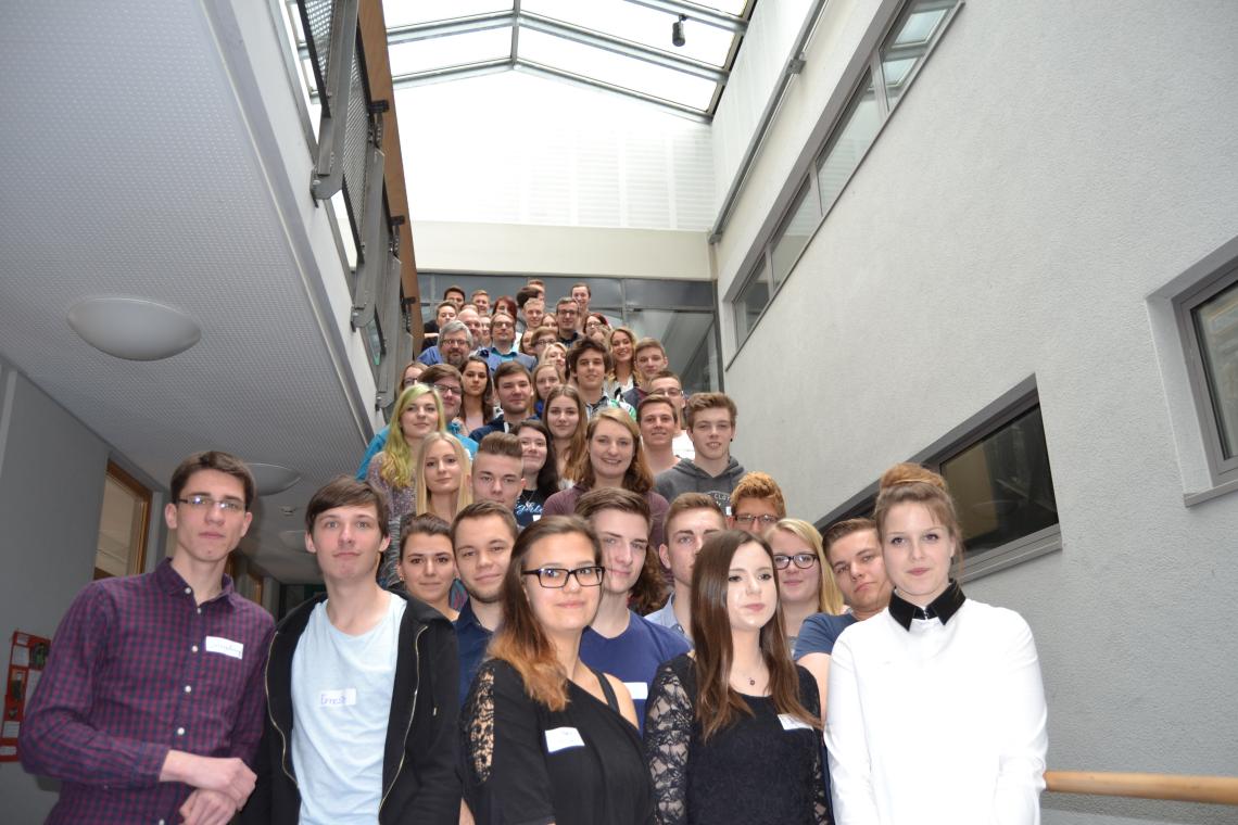 Abgeordnete mit Schülerinnen und Schülern des Projektes dialogP am Georg-Mendheim-Oberstufenzentrum