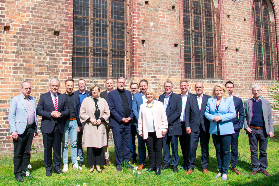Mitglieder der Parlamentarischen Konferenz des Abgeordnetenhauses von Berlin und des Landtages Brandenburg vor dem Dom in Brandenburg/Havel.