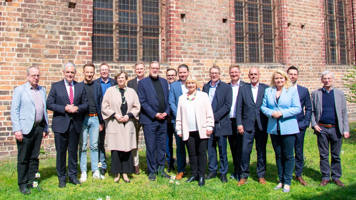 Mitglieder der Parlamentarischen Konferenz des Abgeordnetenhauses von Berlin und des Landtages Brandenburg vor dem Dom in Brandenburg/Havel.