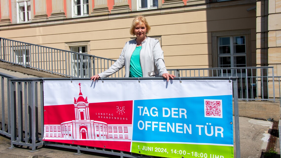 Präsidentin Prof. Dr. Ulrike Liedtke enthüllt Banner zum Tag der offenen Tür am 1. Juni