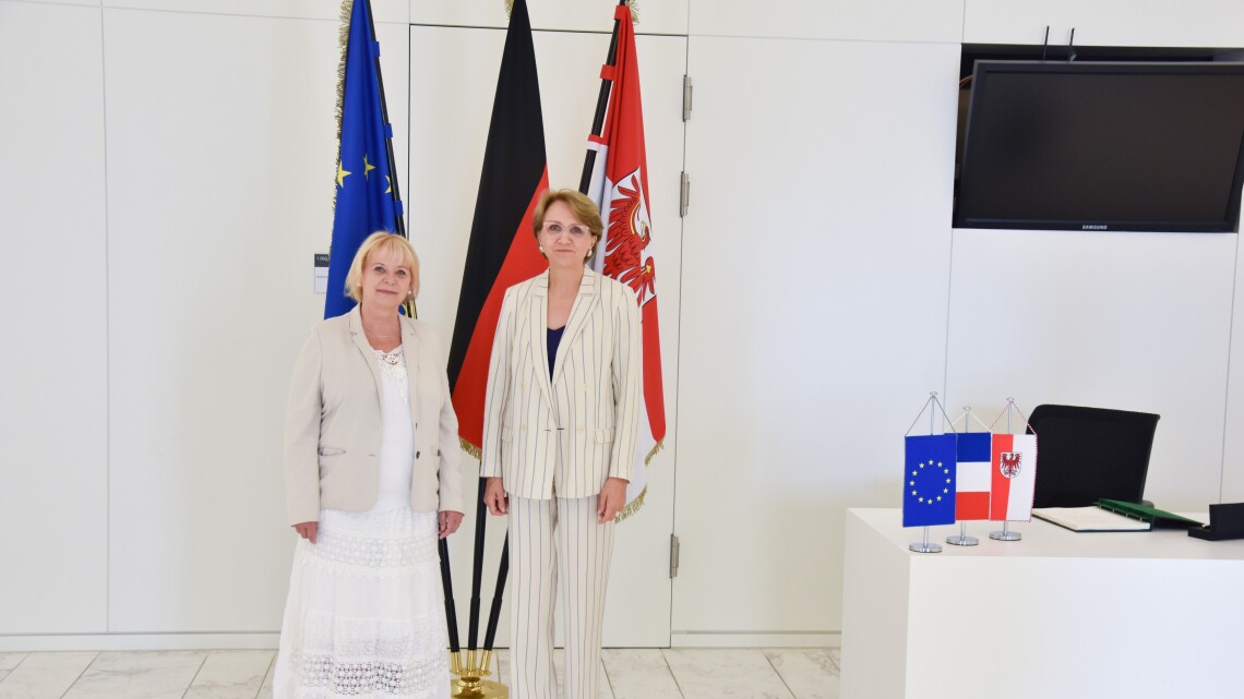 Landtagspräsidentin Prof. Dr. Ulrike Liedtke (l.) und die französische Botschafterin I. E. Anne-Marie Descôtes (r.) in der Lobby des Landtages