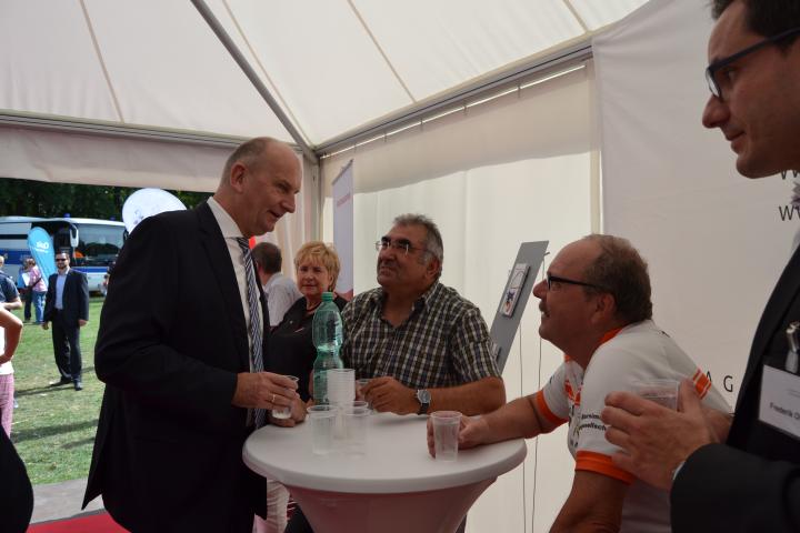 Ministerpräsident Dr. Dietmar Woidtke (l.) am Informationstisch der Enquetekommission 6/1.