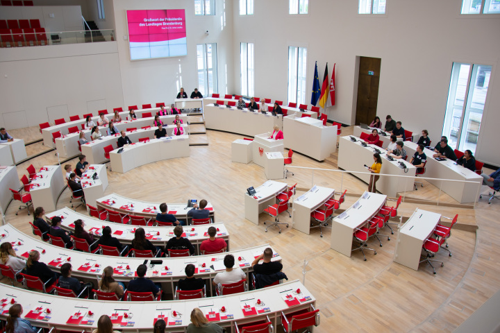 Blick in den Plenarsaal zur Eröffnung des 1. Parlamentarischen Jugendforums