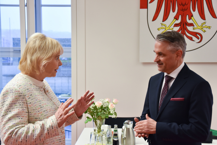 Landtagspräsidentin Prof. Dr. Ulrike Liedtke (l.) empfing den Botschafter der Republik Polen S.E. Dariusz Pawłoś (r.) im Landtag.