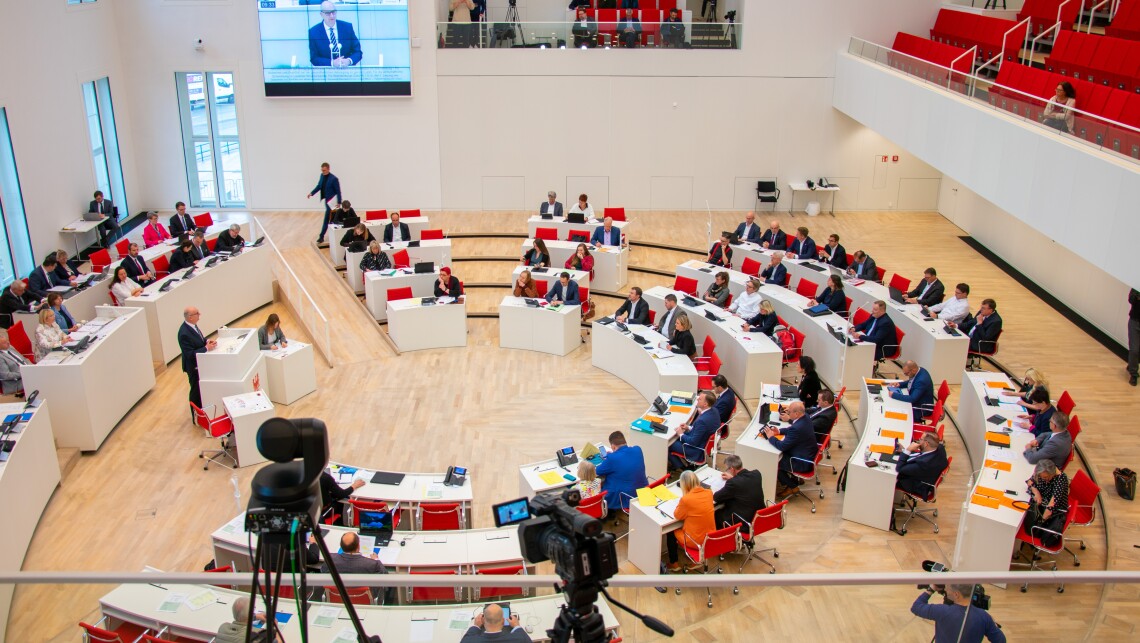 Blick in den Plenarsaal während der Aktuellen Stunde auf Antrag der SPD-Fraktion am 25.04.2024.