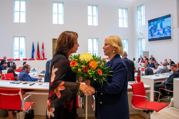 Landtagspräsidentin Prof. Dr. Ulrike Liedtke gratuliert Barbara Richstein zu ihrer Wahl als Vizepräsidentin des Landtages Brandenburg