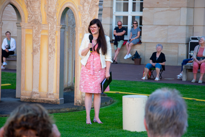 Landtagsvizepräsidentin Dr. Jouleen Gruhn begrüßt Teo Vadersen und Stephan Schill vom Theater Poetenpack und die Gäste zur fünften Veranstaltung „Kunst zur Zeit 2025“ im Innenhof des Landtages.