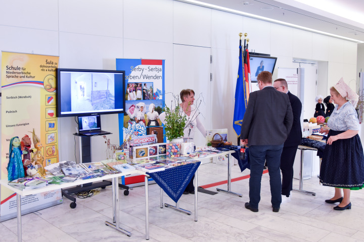 Impression der Präsentation der sorbischen/wendischen Osterbräuche in der Lobby des Landtages