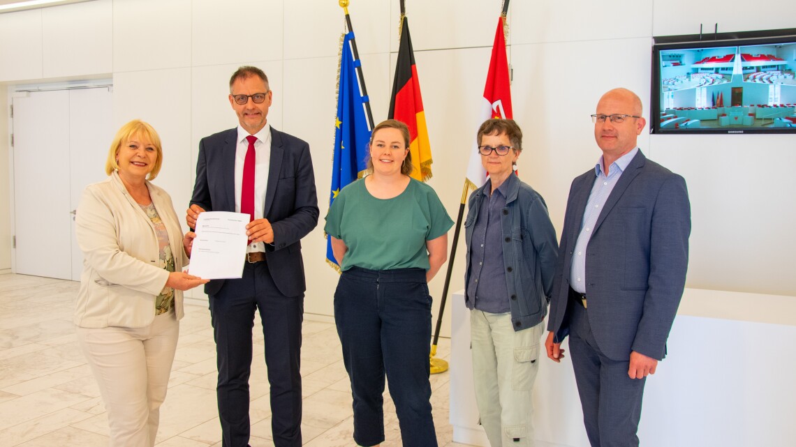Der Vorsitzende des Sonderausschusses Strukturentwicklung in der Lausitz Wolfgang Roick (2. v. l.) hat gemeinsam mit den Ausschussmitgliedern Sascha Philipp (1. v. r.), Ricarda Budke (3. v. l.) und Anke Schwarzenberg (2. v. r.) den Abschlussbericht an die Landtagspräsidentin Prof. Dr. Ulrike Liedtke (1. v. l.) übergeben.