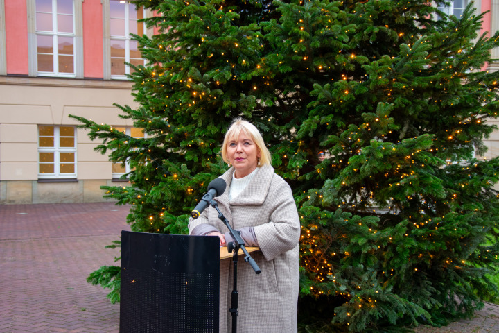 Landtagspräsidentin Prof. Dr. Ulrike Liedtke begrüßt alle zum Adventssingen im Innenhof des Landtages.