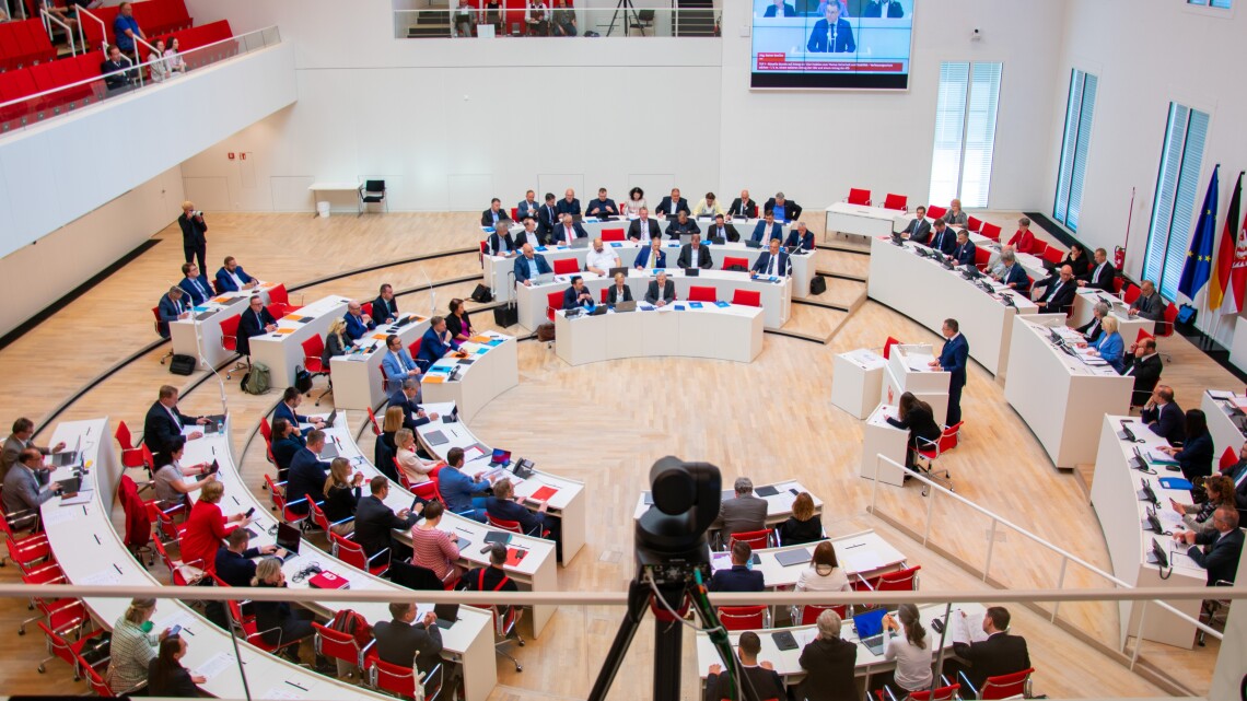 Blick in den Plenarsaal zu Beginn der Aktuellen Stunde auf Antrag der CDU-Fraktion in der 13. Sitzung des Landtages Brandenburg.