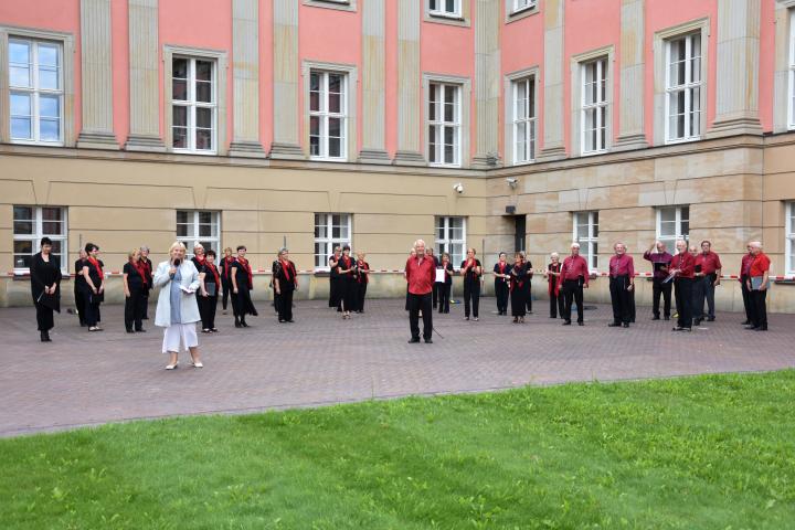 Begrüßung der Landtagspräsidentin Prof. Dr. Ulrike Liedtke zur fünften Veranstaltung „Kunst zur Zeit“ im Innenhof des Landtages