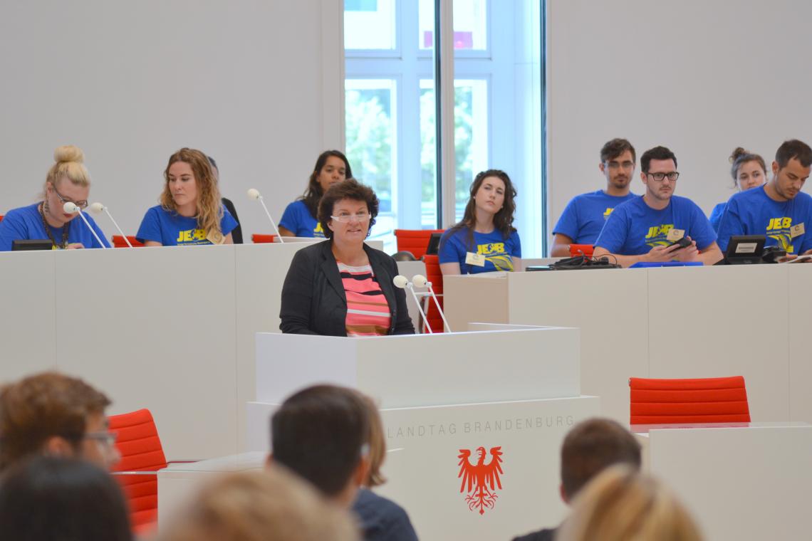 Parlamentspräsidentin Britta Stark begrüßt die Jugendlichen.