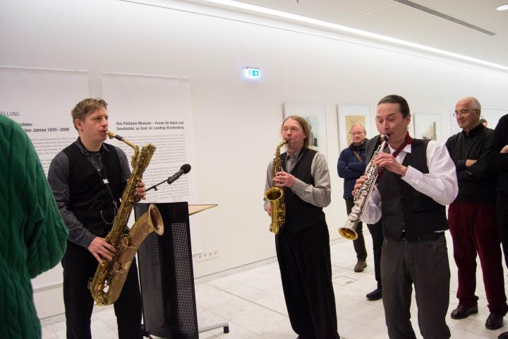 Musikalischer Auftakt zur Ausstellungseröffnung durch das Saxophon Trio Les Connaisseurs.