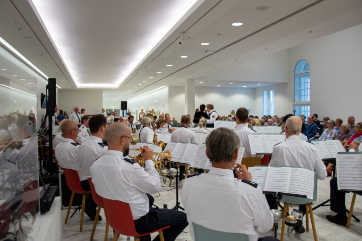 Das Landespolizeiorchester Brandenburg mit Amelie Dobler und Michael Heller während der sechsten und letzten Veranstaltung „Kunst zur Zeit 2025“ im Landtag.