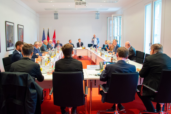 Blick in den Beratungsraum zum Fachaustausch der Delegation mit Mitgliedern des Ausschusses für Wirtschaft, Arbeit und Energie zum Thema „Energiepolitik in Deutschland“.