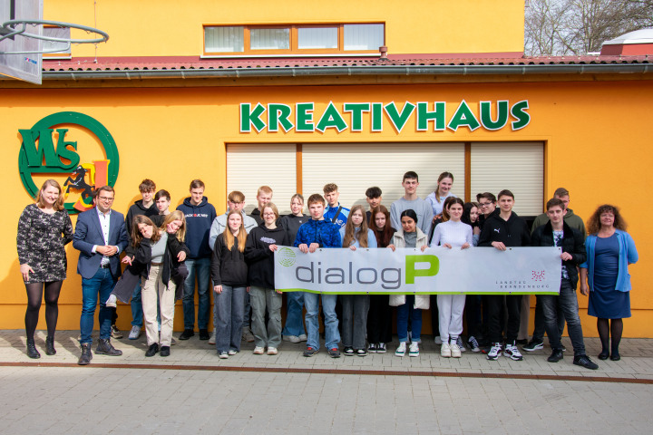 Gruppenfoto der Schülerinnen und Schülern mit den Abgeordneten Isabelle Vandre (1. v. l) und Erik Stohn (2. v. l.) zum Abschluß der Dialogveranstaltung an der Wiesenschule Oberschule Jüterbog.