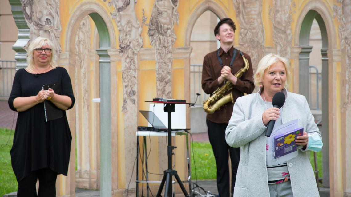 Landtagspräsidentin Prof. Dr. Ulrike Liedtke (r.) eröffnet die letzte Veranstaltung der Reihe Kunst zur Zeit im Innenhof des Landtages.