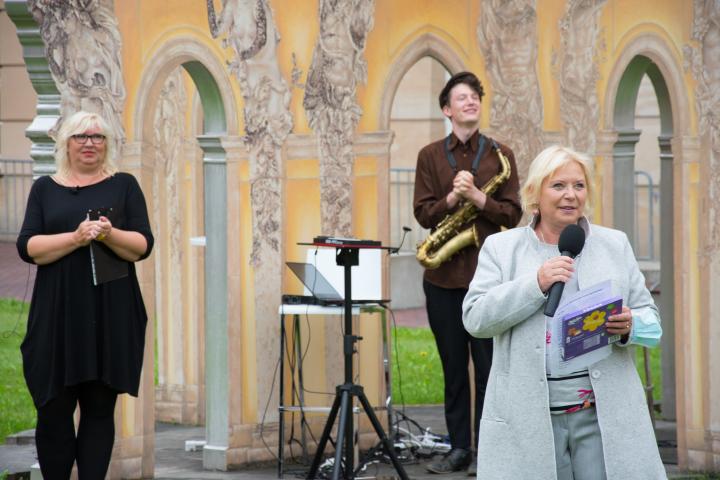 Landtagspräsidentin Prof. Dr. Ulrike Liedtke (r.) eröffnet die letzte Veranstaltung der Reihe Kunst zur Zeit im Innenhof des Landtages.