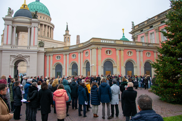 Impression des Adventssingens im Innenhof des Landtages