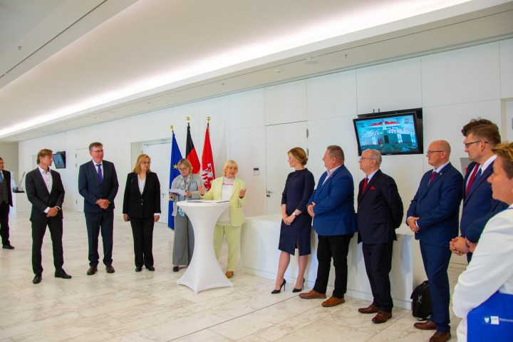 Landtagspräsidentin Prof. Dr. Ulrike Liedtke (5. v. l.) begrüßt die Delegation des Sejmiks der Woiwodschaft Lubuskie, unter Leitung der Präsidentin Anna Synowiec (6. v. l.).