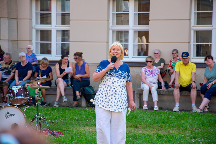 Landtagspräsidentin Prof. Dr. Ulrike Liedtke begrüßt die Gäste zur zweiten Veranstaltung „Kunst zur Zeit 2024“ im Innenhof des Landtages.