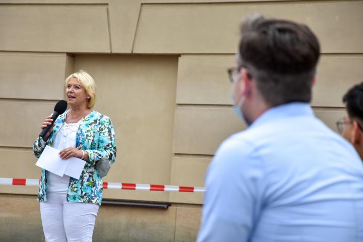 Begrüßung der Landtagspräsidentin Prof. Dr. Ulrike Liedtke zur vierten Veranstaltung „Kunst zur Zeit“ im Innenhof des Landtages