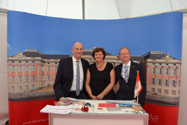 Ministerpräsident Dr. Dietmar Woidtke (l.), Landtagspräsidentin Britta Stark (m.) und der Bürgermeister der Gemeinde Hoppegarten Karsten Knobbe (r.) am Informationstisch des Landtages.