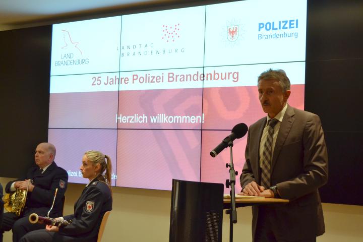 Der Minister des Innern und für Kommunales Karl-Heinz Schröter während seines Grußwortes zur Ausstellungseröffnung.