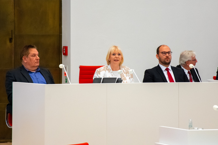 Landtagspräsidentin Prof. Dr. Ulrike Liedtke (m.) verkündet das Wahlergebnis zur Wahl des Ministerpräsidenten.