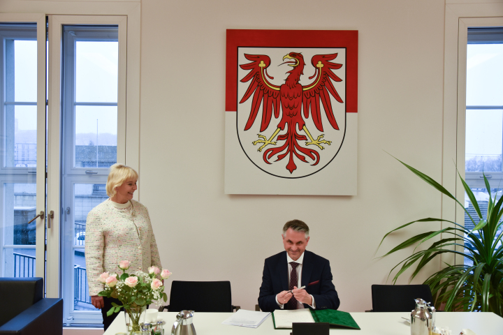 Eintrag ins Gästebuch des Landtages, Landtagspräsidentin Prof. Dr. Ulrike Liedtke (l.) und Botschafter der Republik Polen S.E. Dariusz Pawłoś (r.)