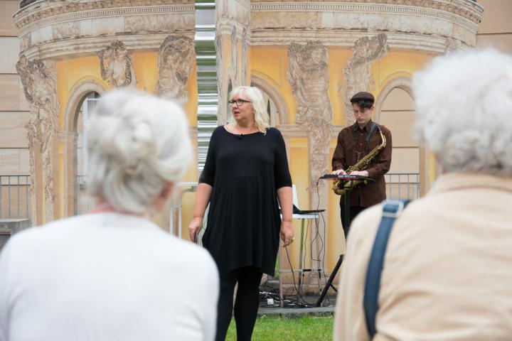 Jana Franke liest Texte zu Zeit und Umbruch, vertont und begleitet von Wenzel Benn mit dem Saxophon.