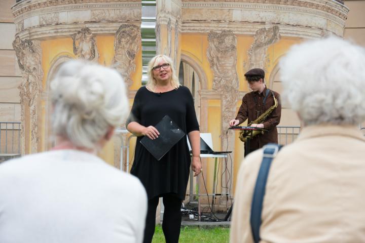 Jana Franke liest Texte zu Zeit und Umbruch, vertont und begleitet von Wenzel Benn mit dem Saxophon.