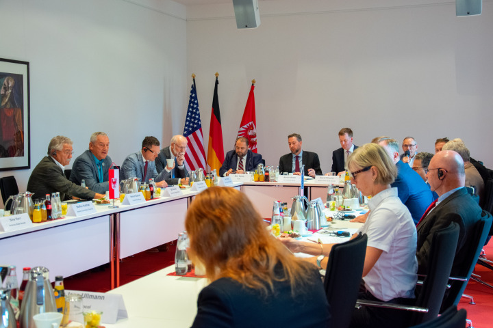 Blick in den Beratungsraum zum Fachaustausch der Delegation mit Mitgliedern des Ausschusses für Wirtschaft, Arbeit und Energie zum Thema „Energiepolitik in Deutschland“.