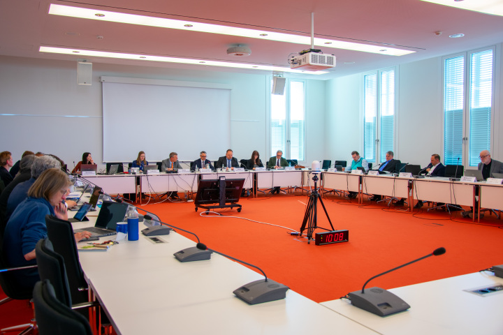 Blick in den Beratungsraum während der Sitzung des Ausschusses für Europaangelegenheiten und Entwicklungspolitik