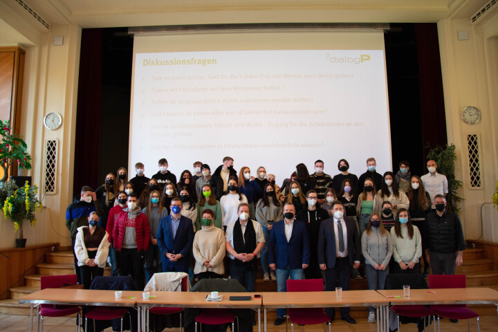 Gruppenfoto der Teilnehmerinnen und Teilnehmer sowie der Abgeordneten (1. Reihe:) Sebastian Walter (3. v. l.), Carla Kniestedt (4. v. l), Andreas Noack (5. v. l.), Steffen John (6. v. l.), Péter Vida (7. v. l.) und André Schaller (1. v. r.) zum Ende der Auftaktveranstaltung zu DialogP