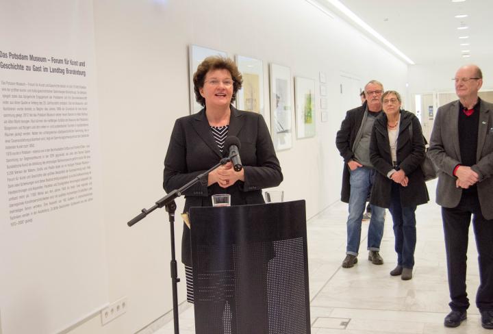 Landtagspräsidentin Britta Stark begrüßt zur Ausstellungseröffnung.