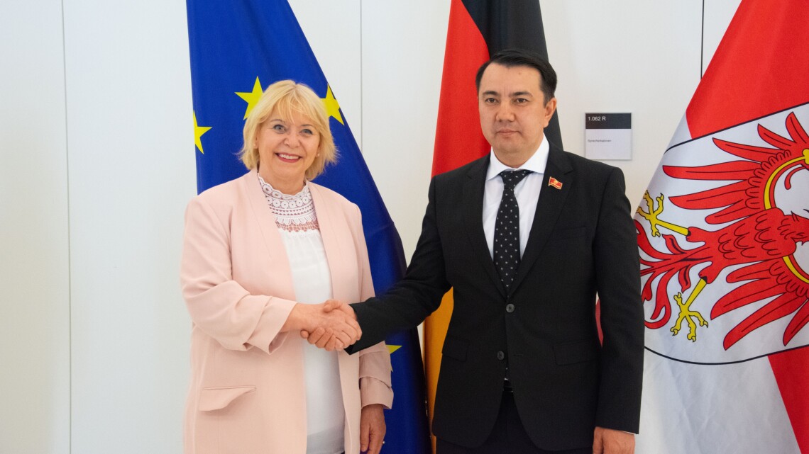 Landtagspräsidentin Prof. Dr. Ulrike Liedtke (l.) begrüßt den Parlamentsvorsitzenden der Kirgisischen Republik, Marlen Mamataliev (r.), zum Besuch des Brandenburger Landtages.