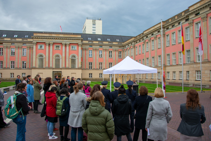 Blick in den Innenhof des Landtages während der Rede der Landtagspräsidentin Prof. Dr. Ulrike Liedtke
