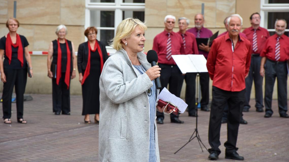 Landtagspräsidentin Prof. Dr. Ulrike Liedtke begrüßte die Gäste zur fünften Veranstaltung  „Kunst zur Zeit“ im Innenhof des Landtages. 