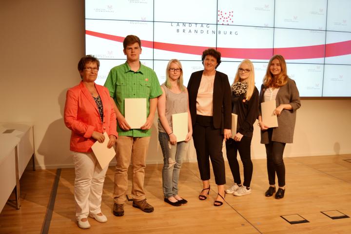 Britta Stark mit Schülerinnen und Schülern des Beruflichen Gymnasiums am OSZ Elbe-Elster