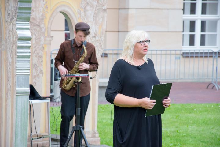 Jana Franke liest Texte zu Zeit und Umbruch, vertont und begleitet von Wenzel Benn mit dem Saxophon.