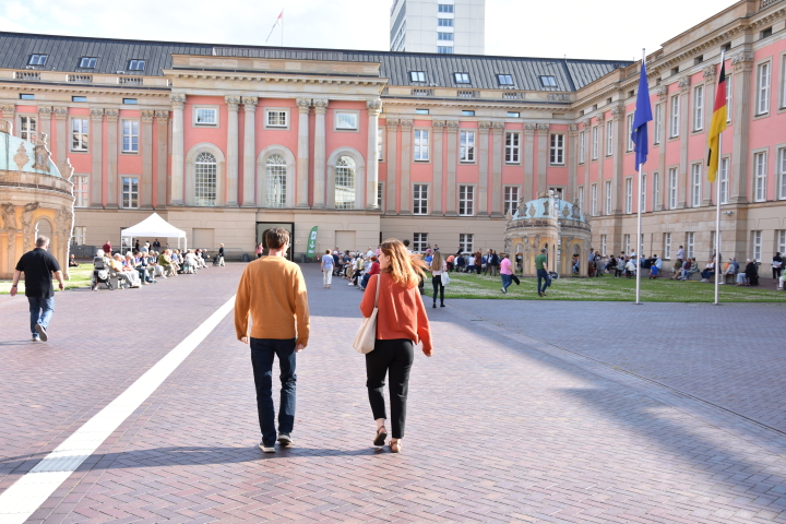 Impression der Auftaktveranstaltung „Kunst zur Zeit“ im Innenhof des Landtages